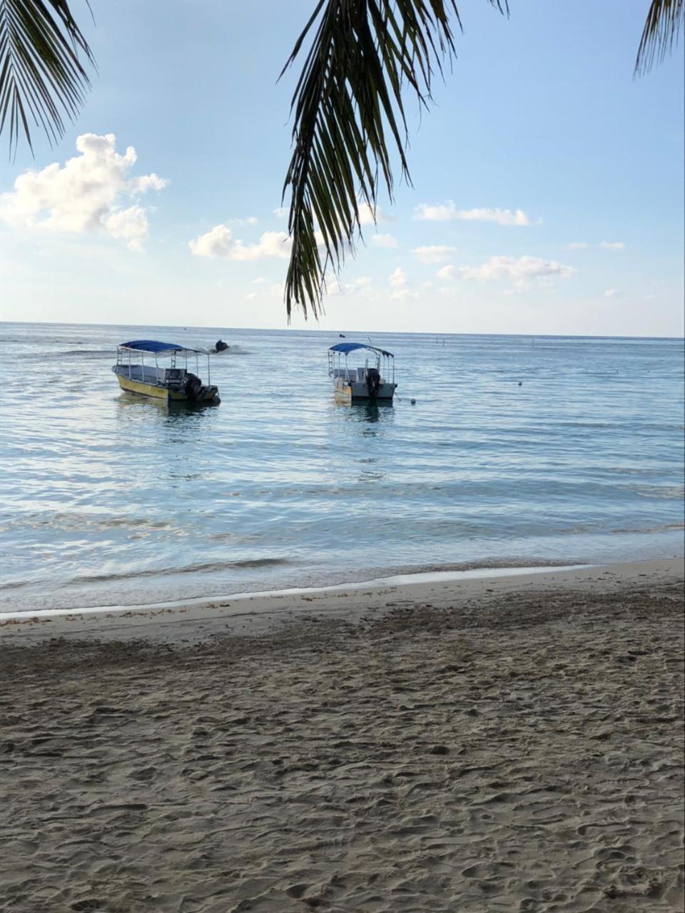 Bananarama Dive & Beach Resort West Bay Exterior photo